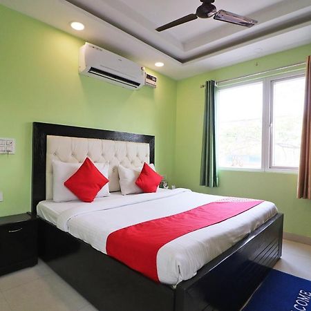 فندق نيودلهيفي  Oyo Mannat Residency Near Rohini Sector 18 Metro Station المظهر الخارجي الصورة