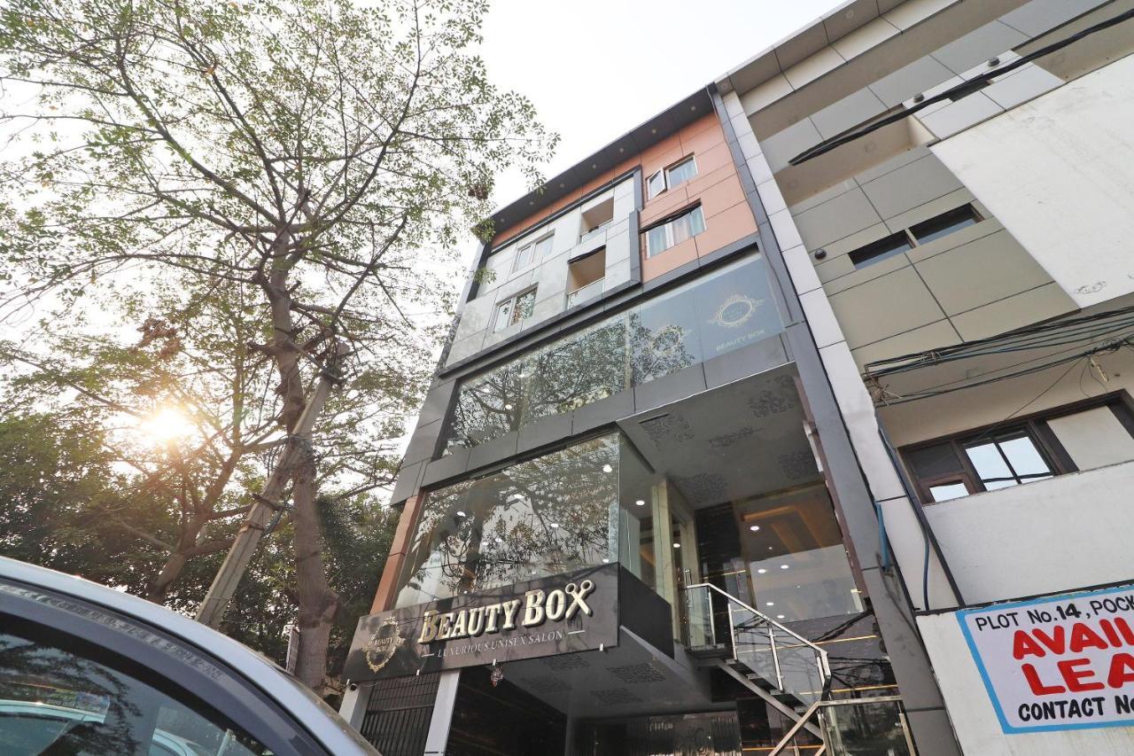 فندق نيودلهيفي  Oyo Mannat Residency Near Rohini Sector 18 Metro Station المظهر الخارجي الصورة