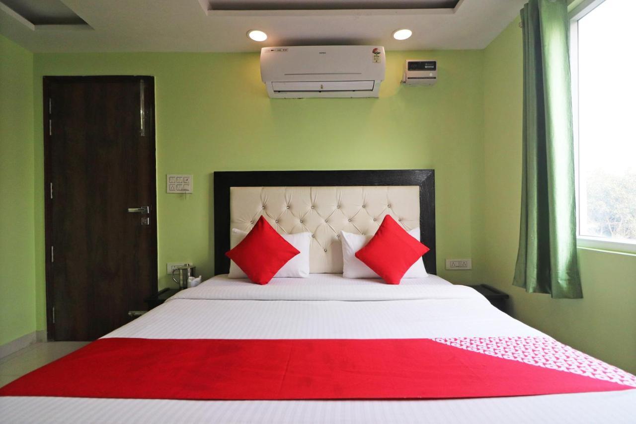 فندق نيودلهيفي  Oyo Mannat Residency Near Rohini Sector 18 Metro Station المظهر الخارجي الصورة