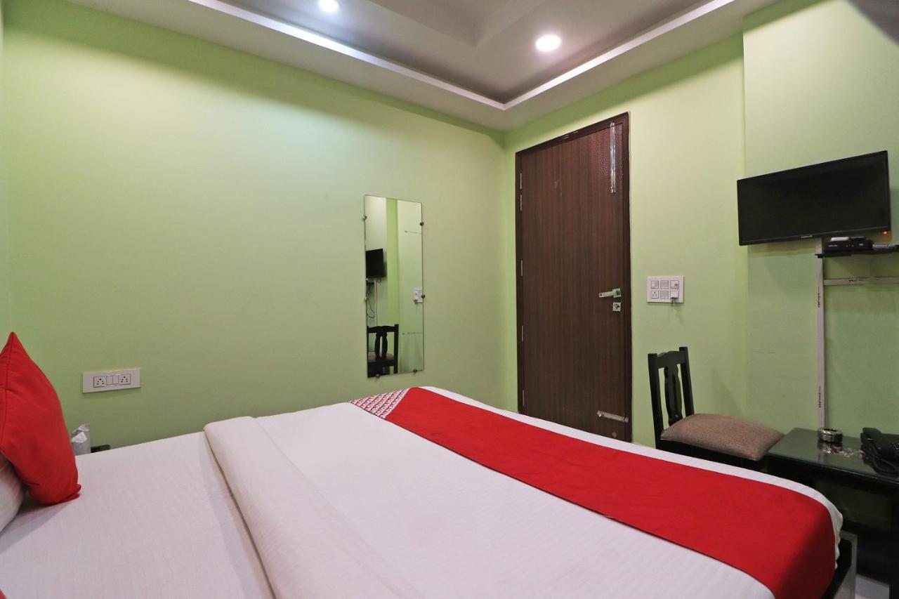 فندق نيودلهيفي  Oyo Mannat Residency Near Rohini Sector 18 Metro Station المظهر الخارجي الصورة