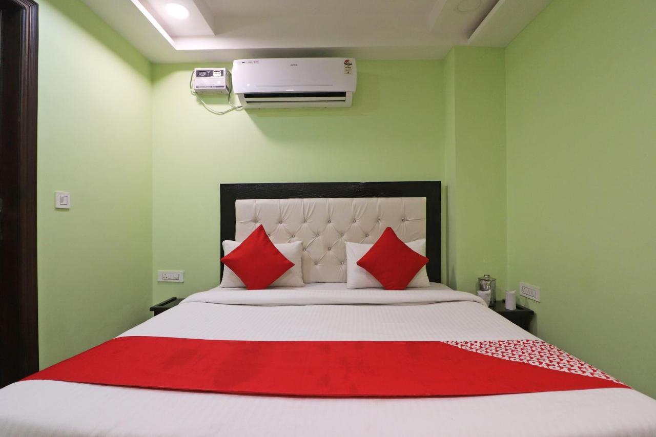 فندق نيودلهيفي  Oyo Mannat Residency Near Rohini Sector 18 Metro Station المظهر الخارجي الصورة