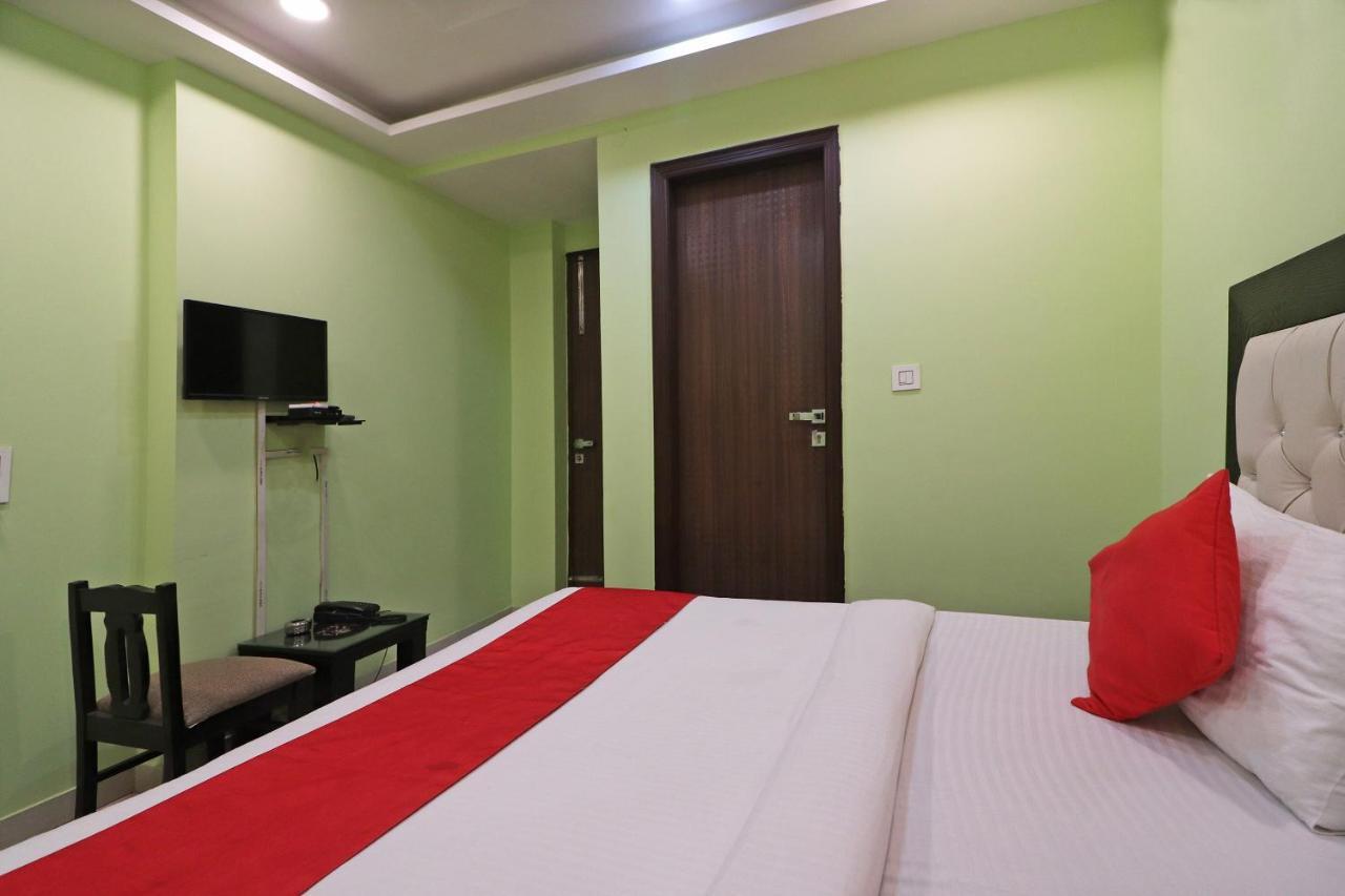 فندق نيودلهيفي  Oyo Mannat Residency Near Rohini Sector 18 Metro Station المظهر الخارجي الصورة