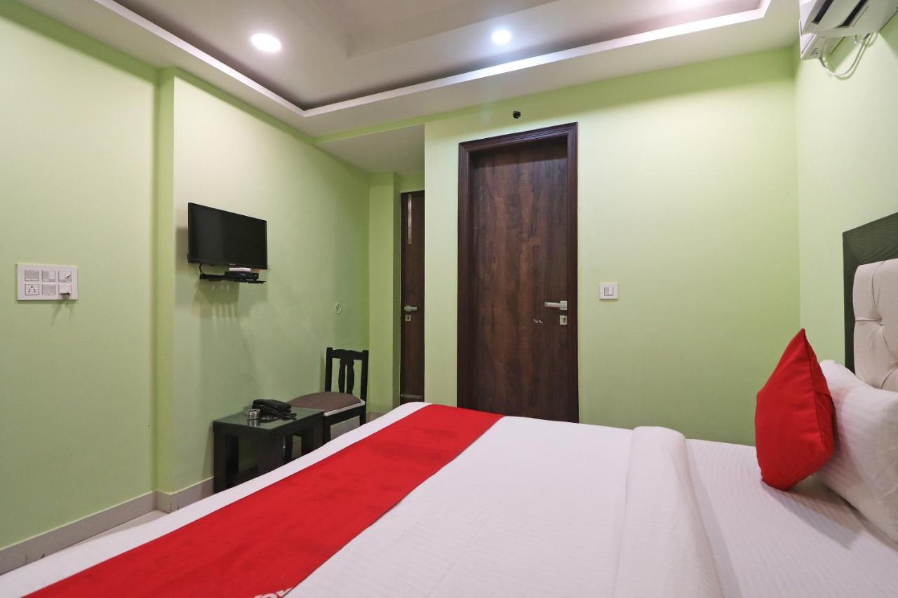 فندق نيودلهيفي  Oyo Mannat Residency Near Rohini Sector 18 Metro Station المظهر الخارجي الصورة