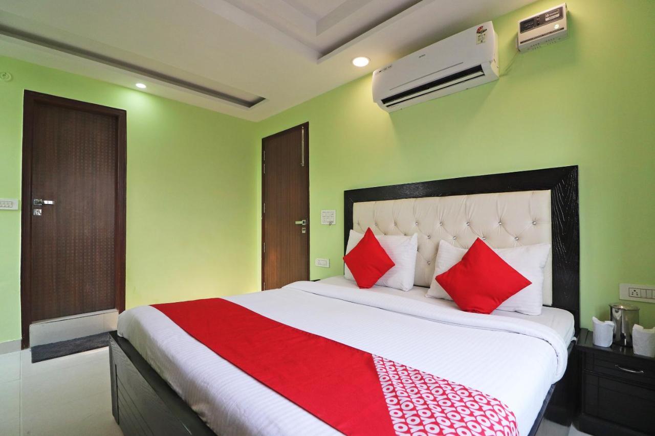 فندق نيودلهيفي  Oyo Mannat Residency Near Rohini Sector 18 Metro Station المظهر الخارجي الصورة