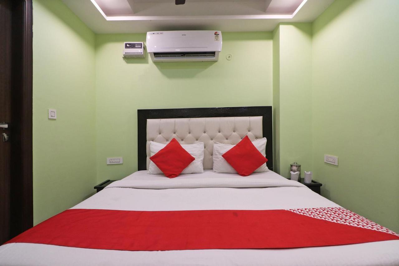 فندق نيودلهيفي  Oyo Mannat Residency Near Rohini Sector 18 Metro Station المظهر الخارجي الصورة