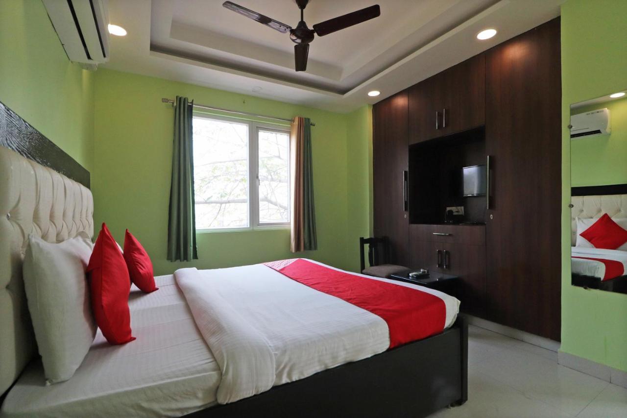 فندق نيودلهيفي  Oyo Mannat Residency Near Rohini Sector 18 Metro Station المظهر الخارجي الصورة