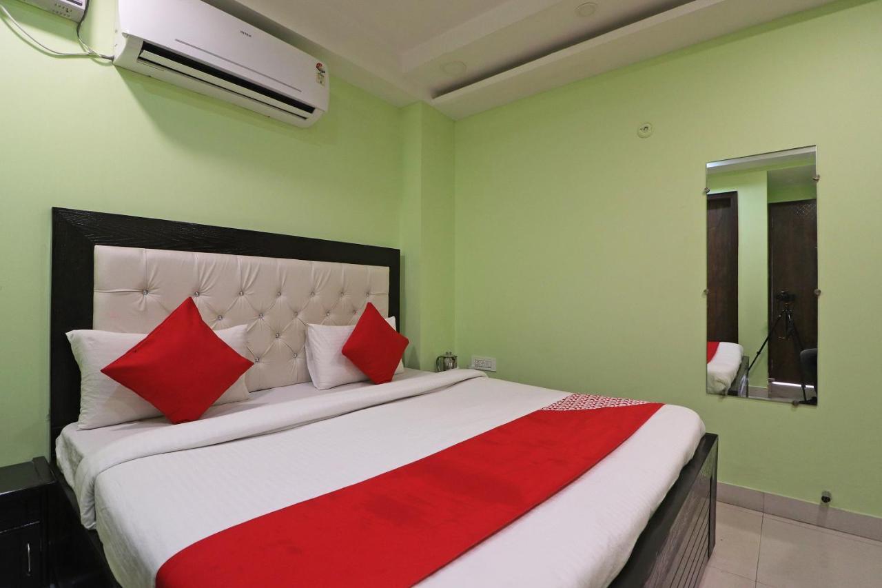 فندق نيودلهيفي  Oyo Mannat Residency Near Rohini Sector 18 Metro Station المظهر الخارجي الصورة
