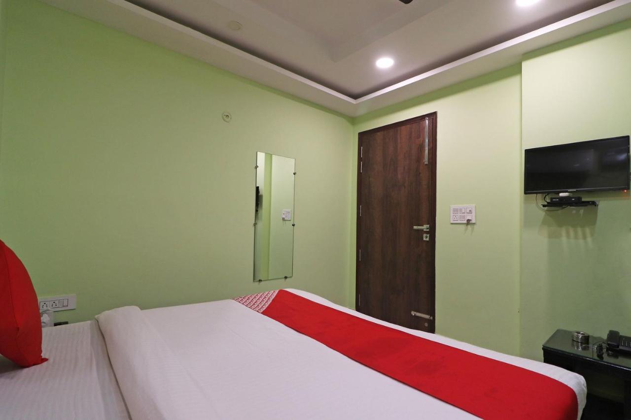فندق نيودلهيفي  Oyo Mannat Residency Near Rohini Sector 18 Metro Station المظهر الخارجي الصورة